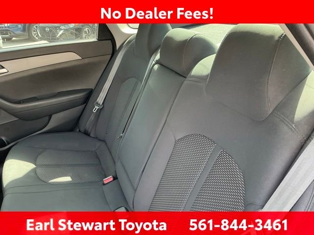 Used 2018 White Hyundai SE image 11
