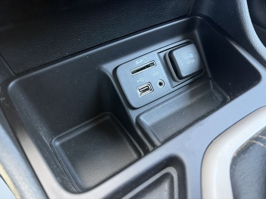 Used 2016 Bright White Clearcoat Jeep Latitude image 24
