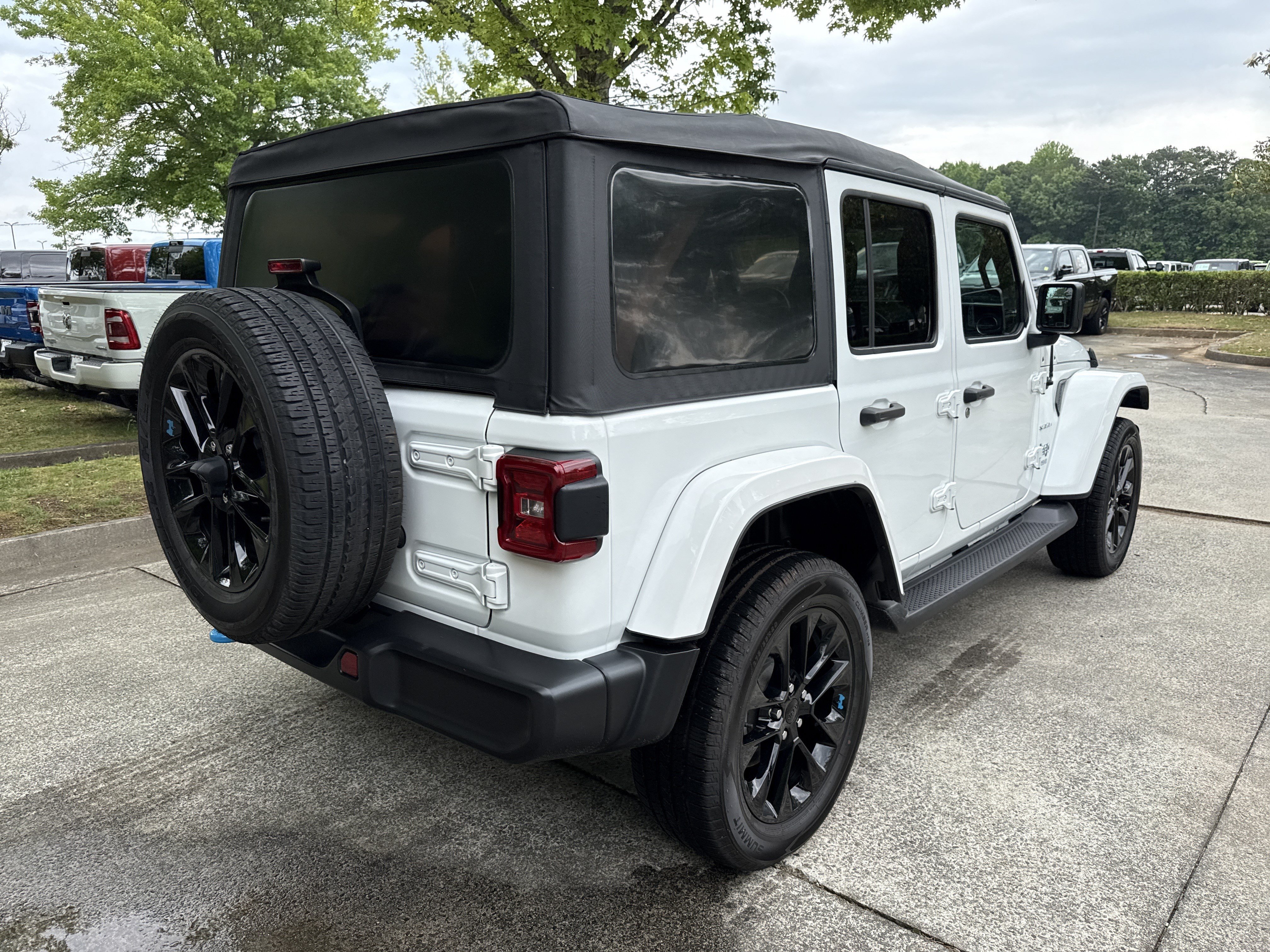 Used 2022 Bright White Clearcoat Jeep Unlimited Sahara image 7