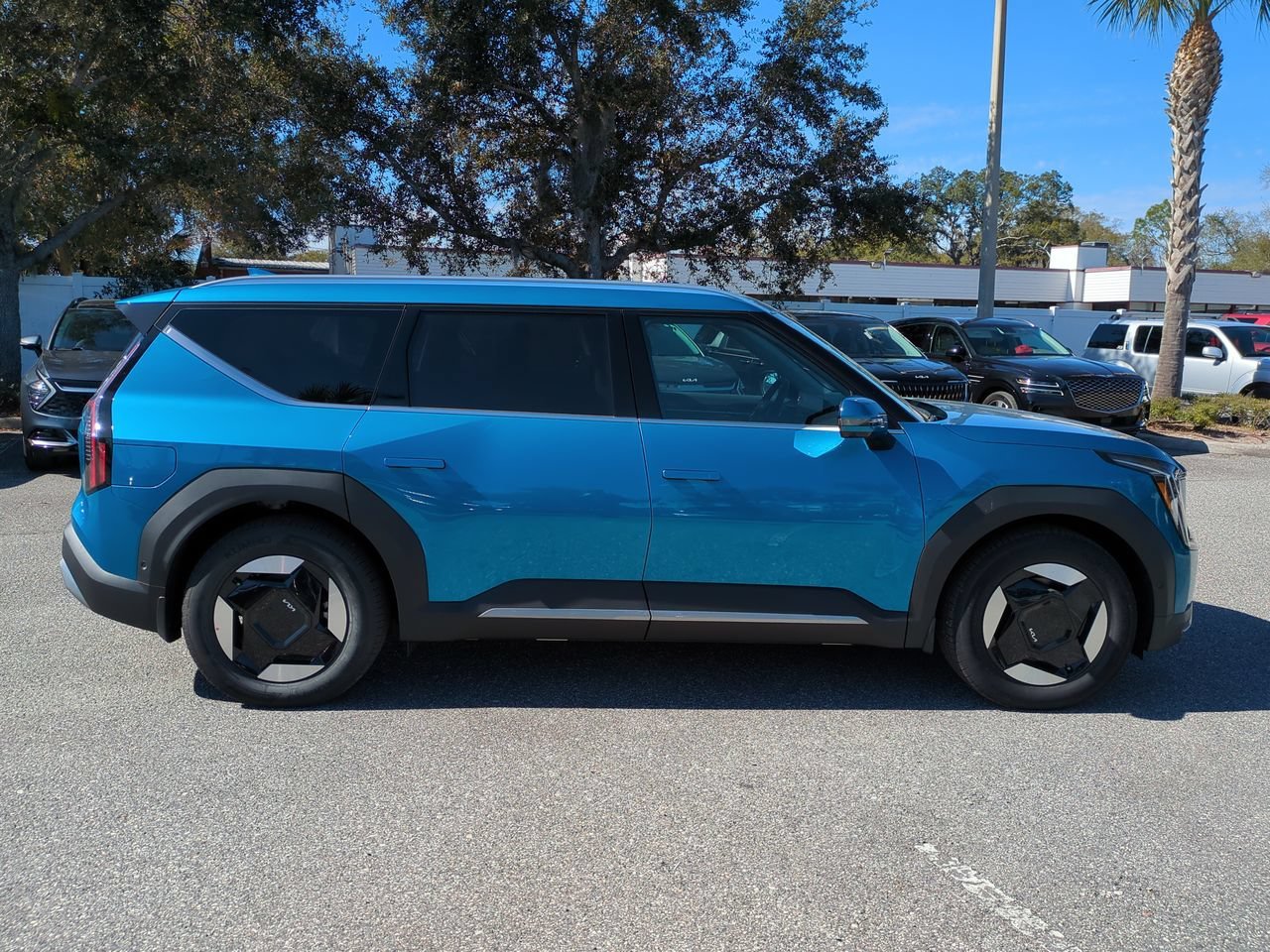 New 2026 Ocean Blue Kia Wind image 4
