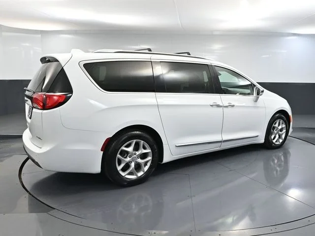 Used 2020 White Chrysler Limited image 4