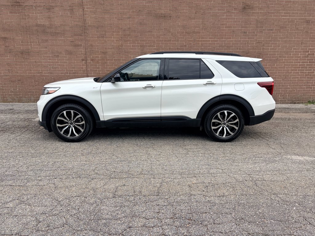 Used 2023 Star White Metallic Tri-Coat Ford ST-Line image 2