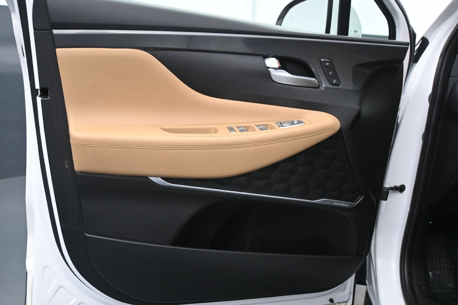 Used 2022 White Hyundai Calligraphy AWD image 18