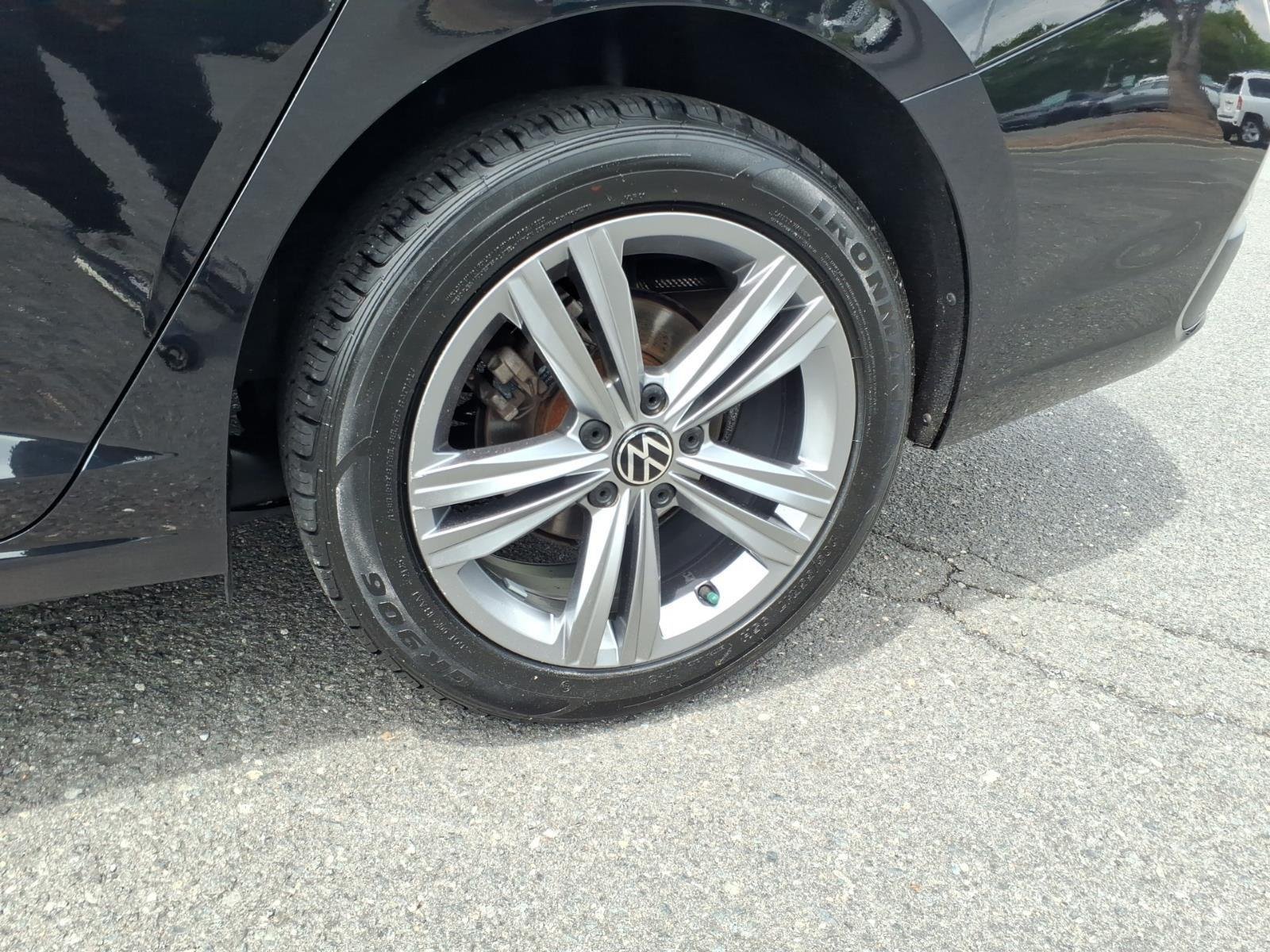 Used 2024  Volkswagen SE image 11