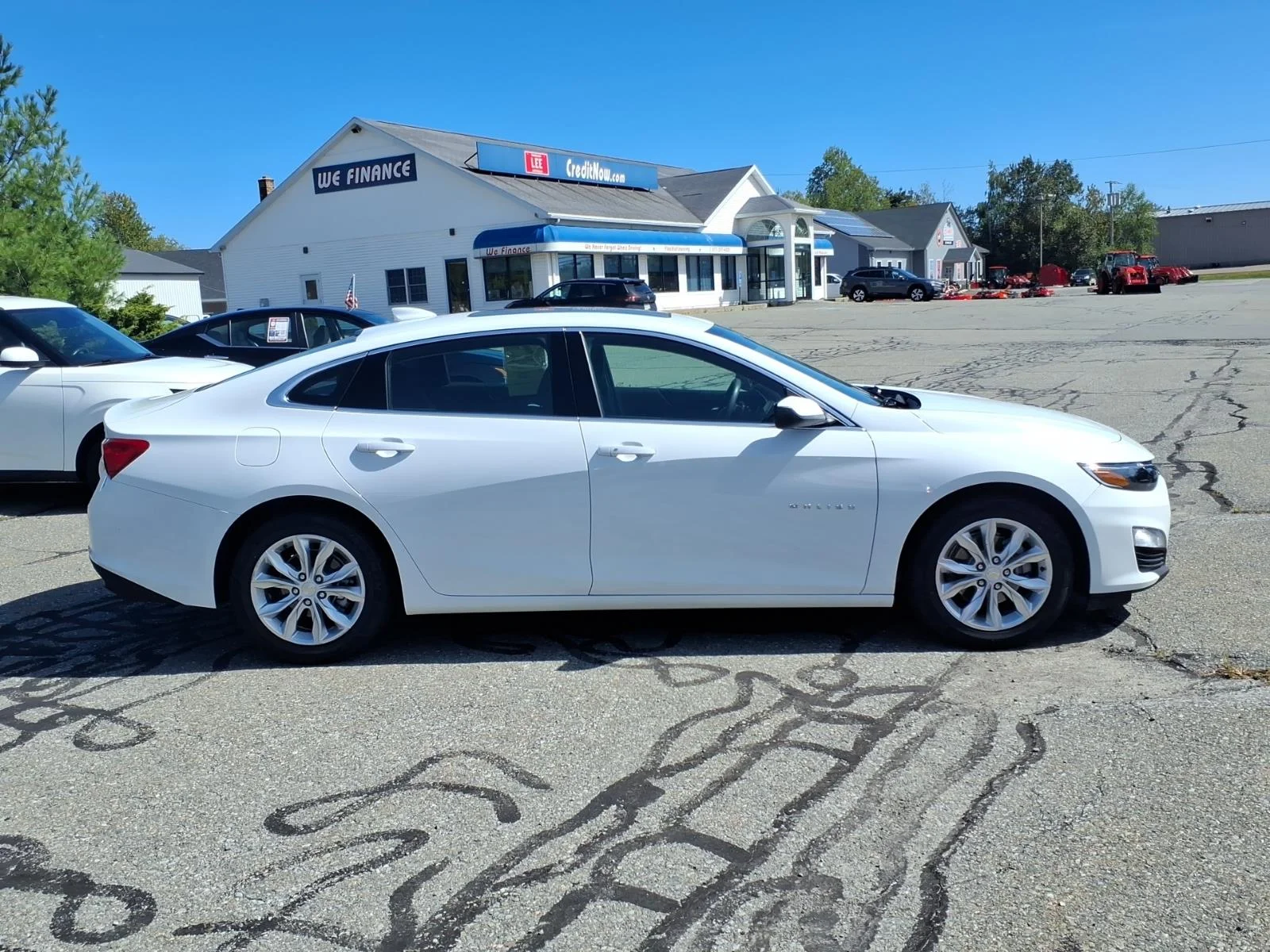 Used 2024 Summit White Chevrolet LT image 4