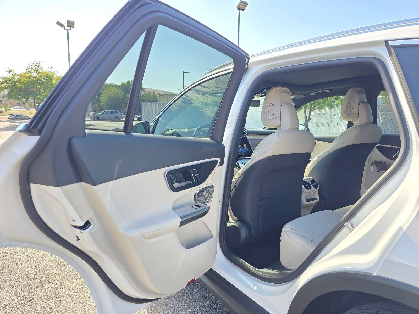 Used 2025 Polar White Mercedes-Benz GLC 300 image 16