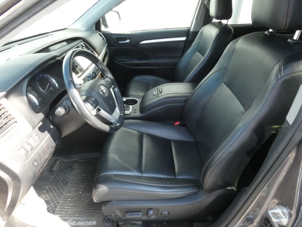 Used 2019 Gray Toyota XLE image 7