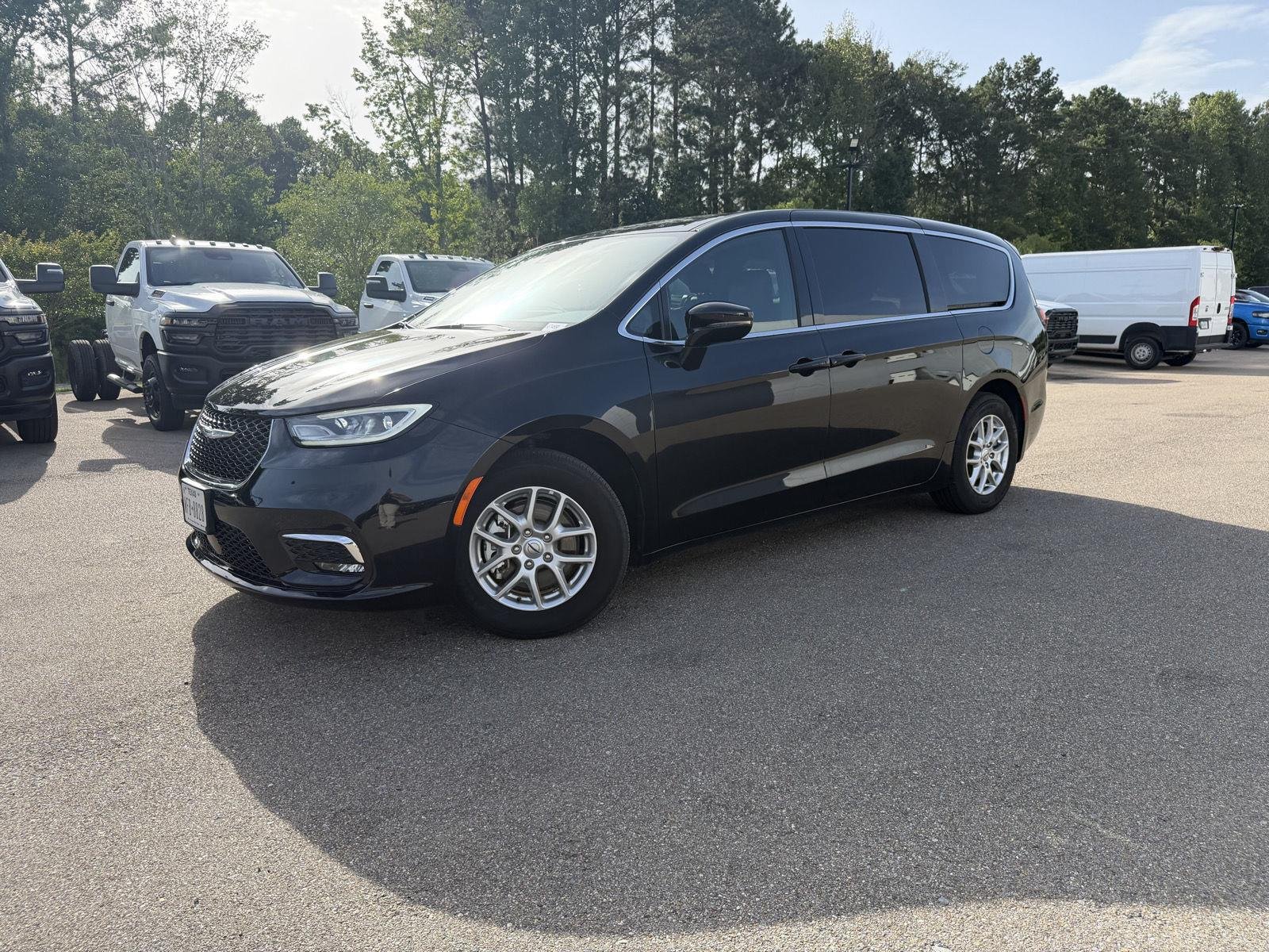 Used 2025 Diamond Black Crystal Pearlcoat Chrysler Select image 1