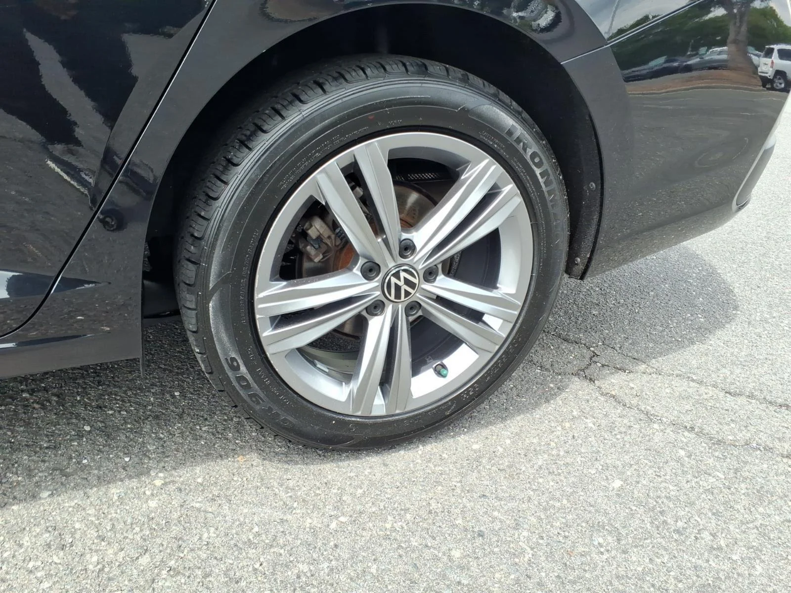 Used 2024  Volkswagen SE image 11