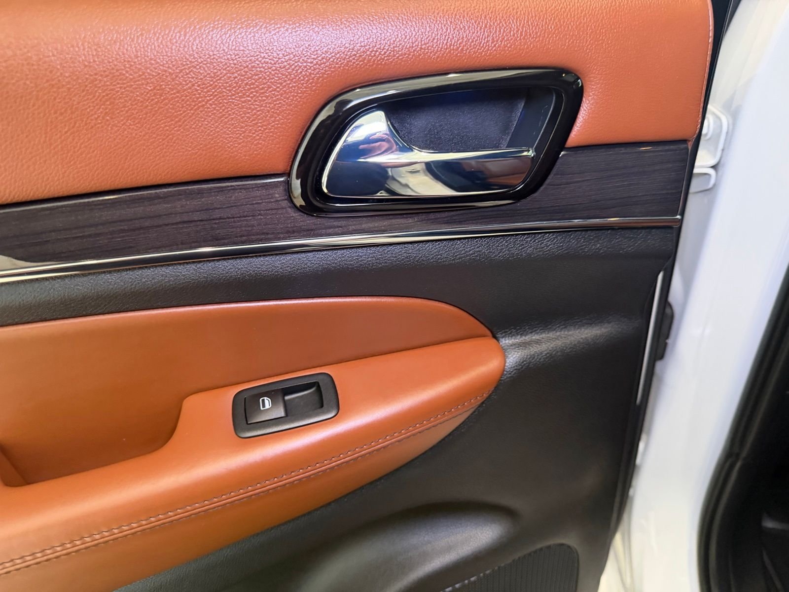Used 2020 Off-white Jeep Overland image 25