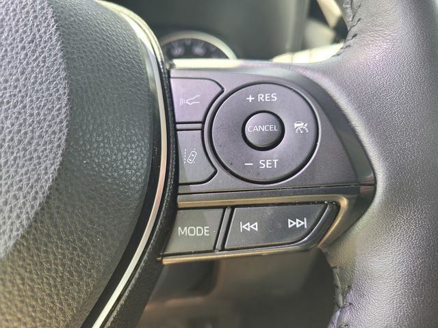 Used 2020  Toyota XLE Premium image 27