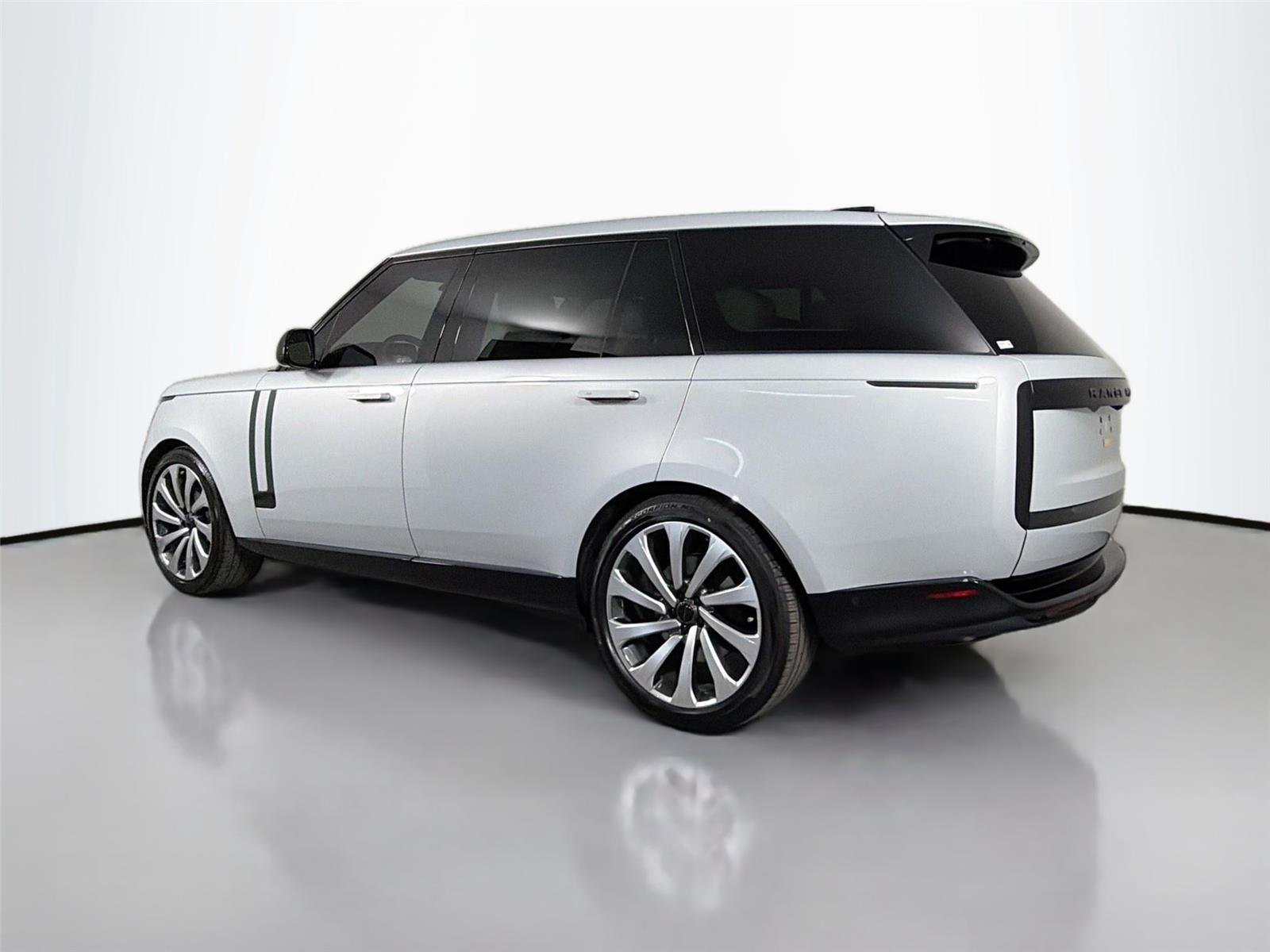 New 2026 Ethereal Frost Sliver LAND ROVER SE LWB 7-Seats / V8 image 7
