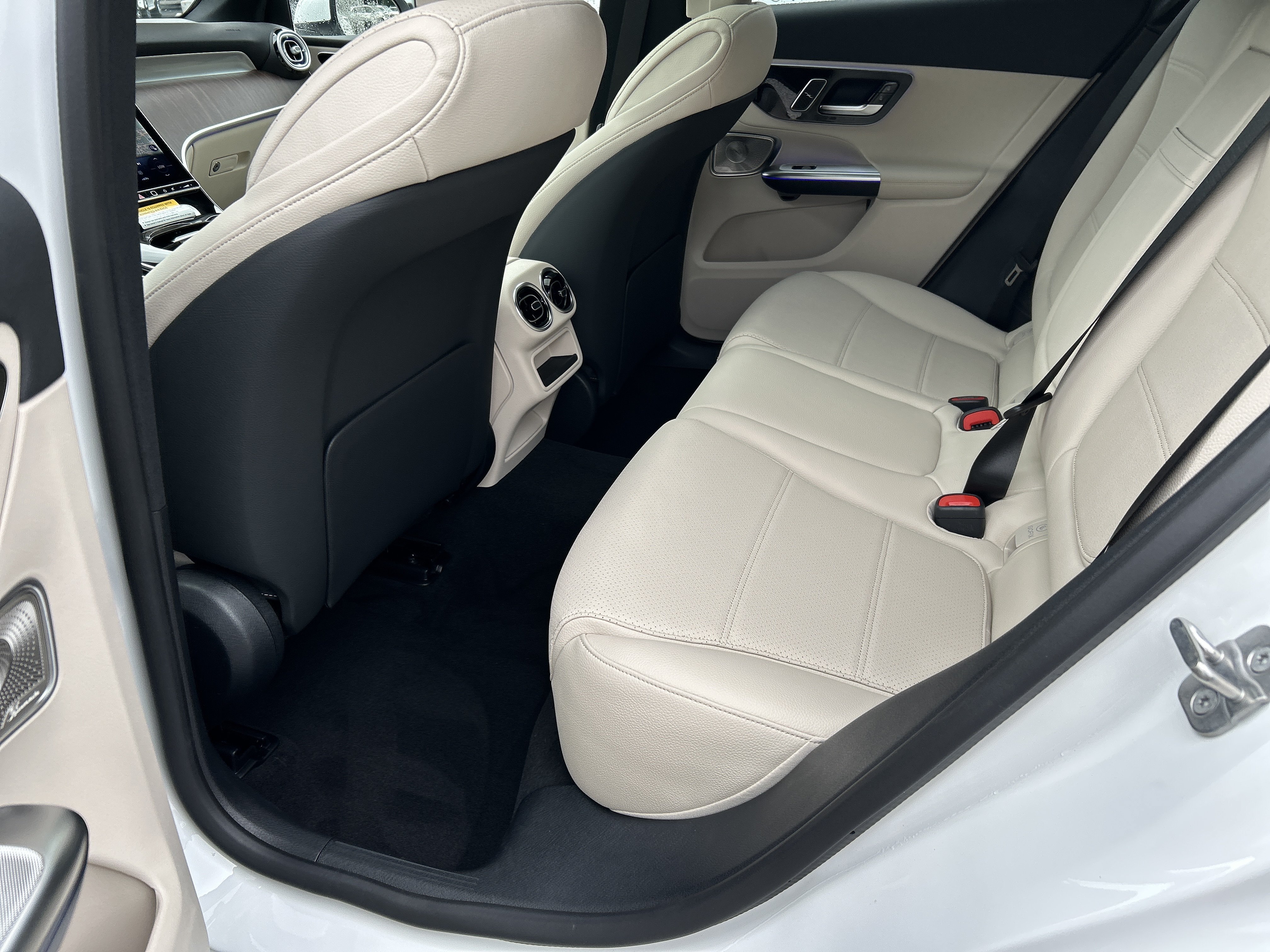New 2026 MANUFAKTUR Moonlight White Metallic Mercedes-Benz GLC 300 4MATIC® Coupe image 36