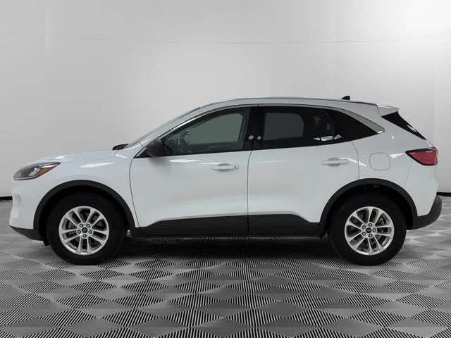Used 2022 White Ford SE image 2