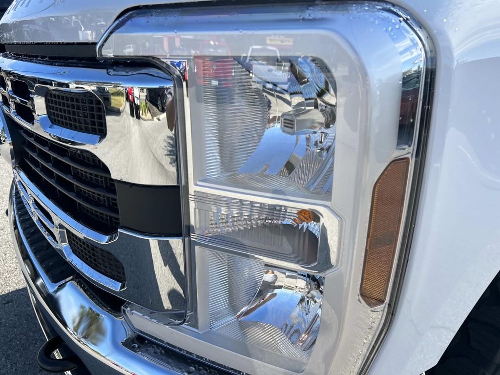 New 2027 Oxford White Ford F-250® XLT image 10