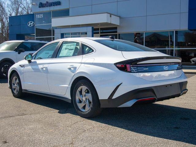 New 2026 White Hyundai SE image 3