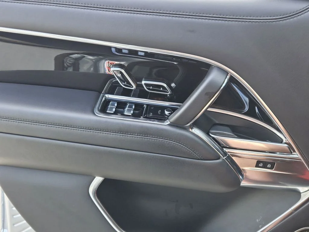 Used 2023  Land Rover Autobiography image 10