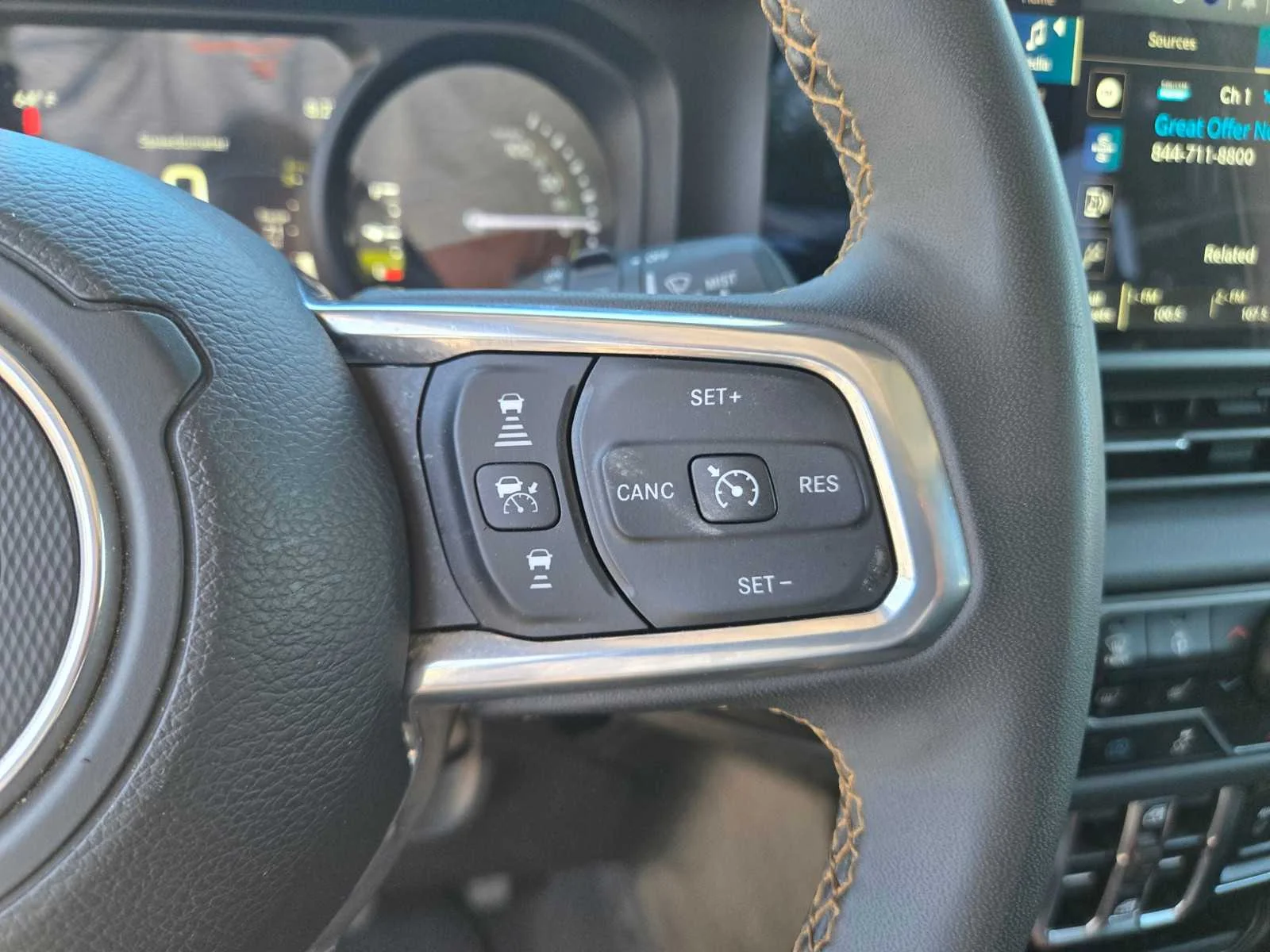 Used 2024  Jeep Sahara image 28