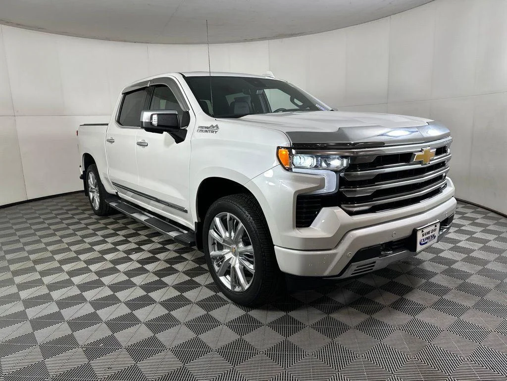 Used 2024 Pearl Chevrolet High Country image 21