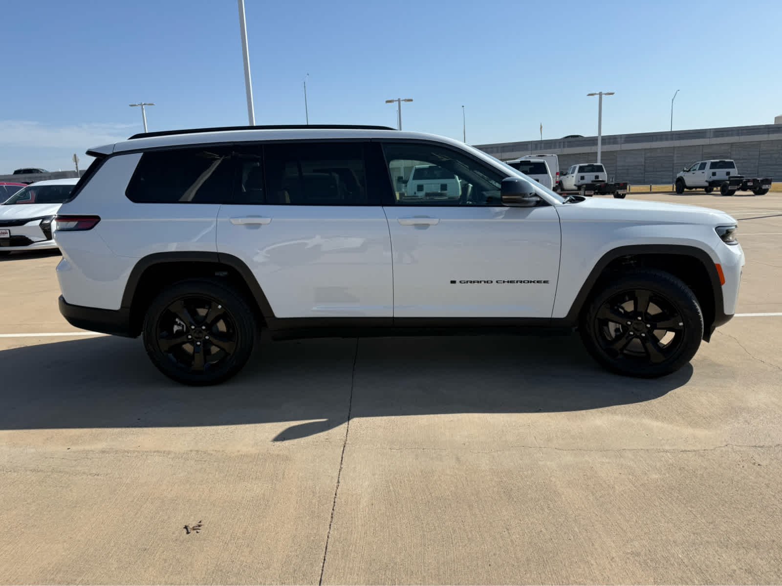 New 2026 Bright White Clear-Coat Exterior Paint Jeep Limited image 5