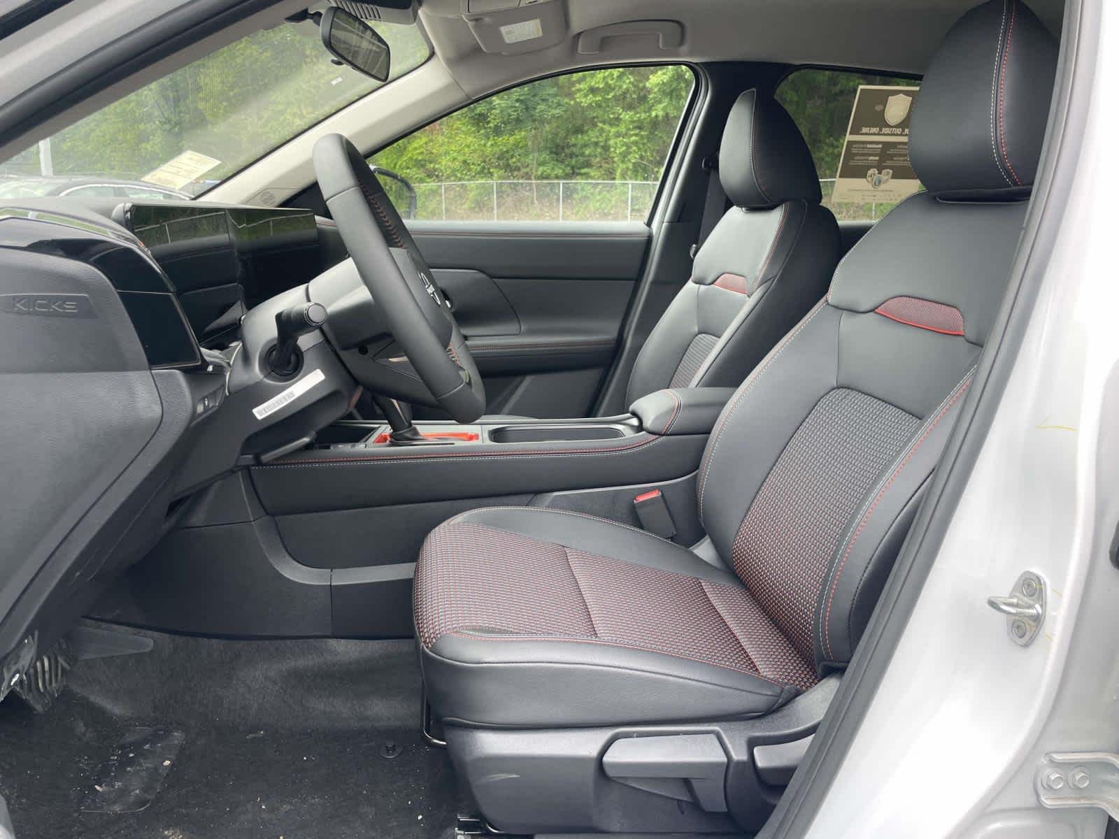 New 2026 Aspen White Tricoat/Super Black Nissan SR image 16
