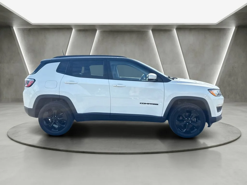 Used 2018 White Jeep Latitude image 8