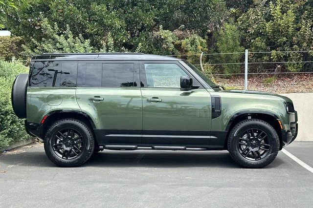 New 2026 Woolstone Green Land Rover X-Dynamic SE image 6