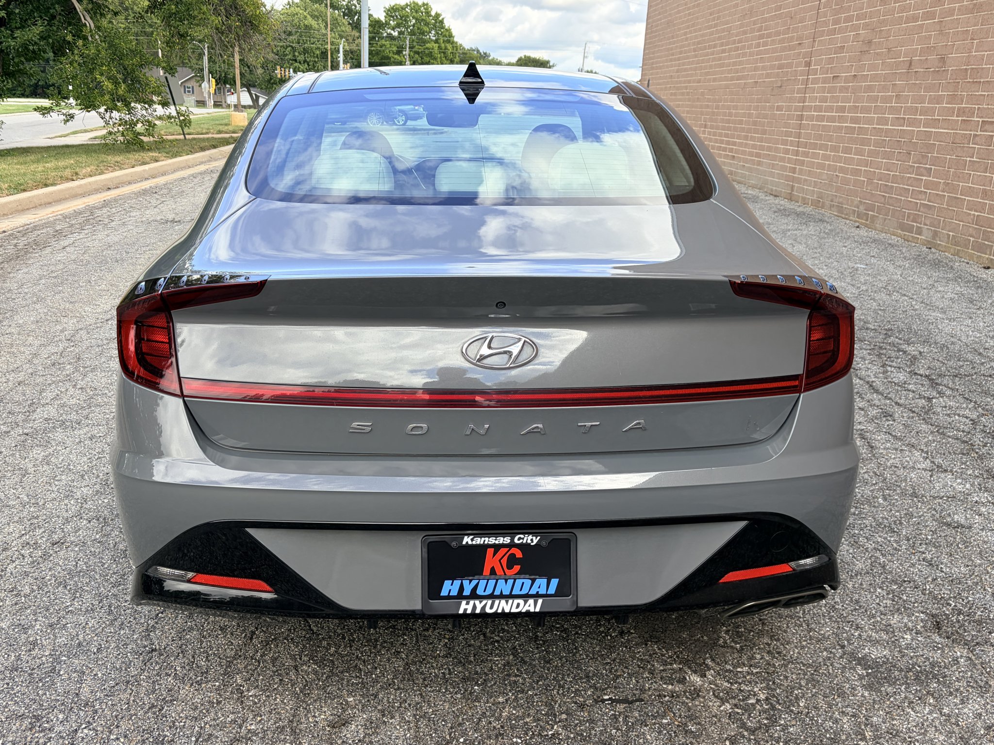 Used 2022 Hampton Gray Hyundai SEL image 4