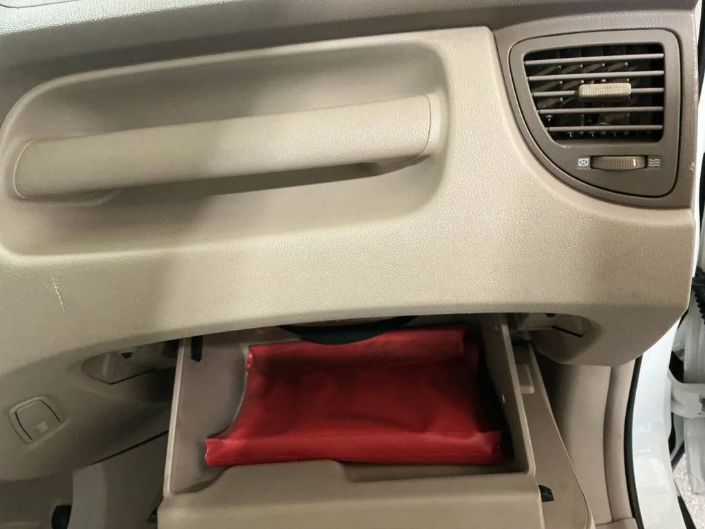 Used 2005 White Kia EX image 27