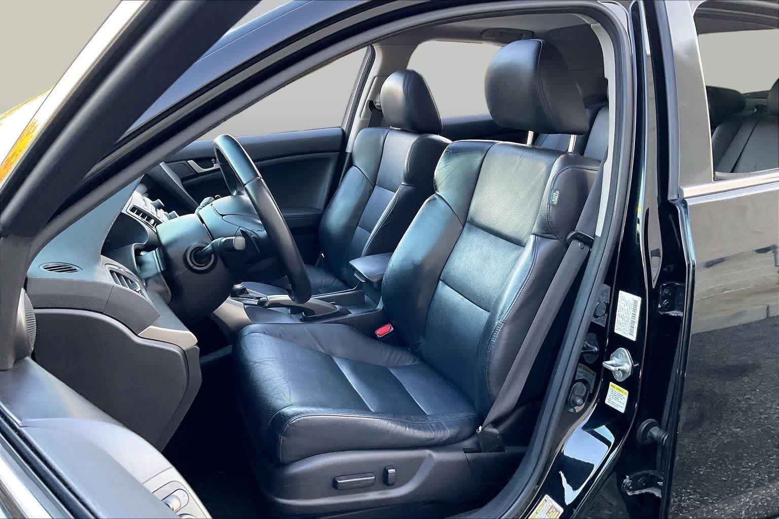 Used 2010 Crystal Black Pearl Acura  image 7