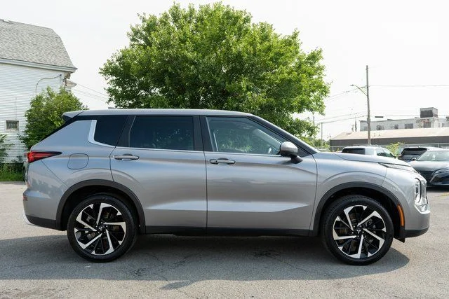 Used 2023 Gray Mitsubishi SE image 5
