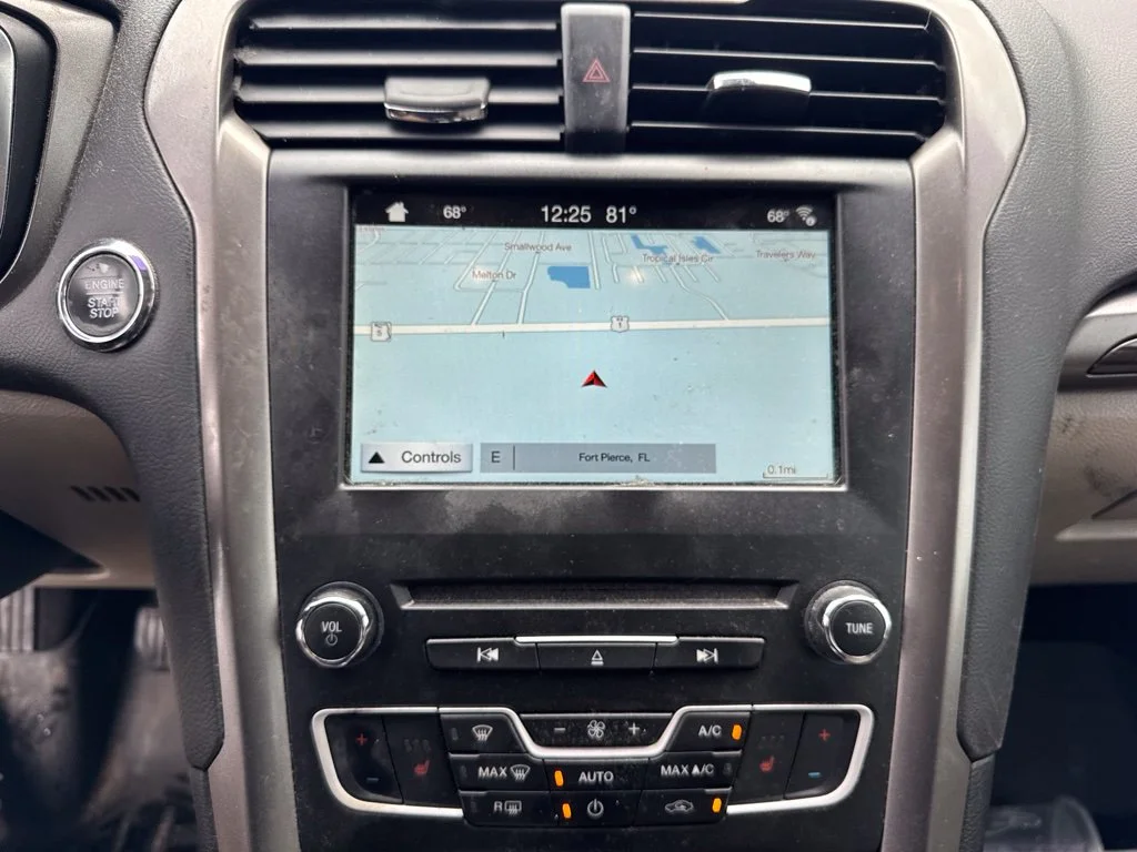 Used 2018 Blue Ford SE image 12