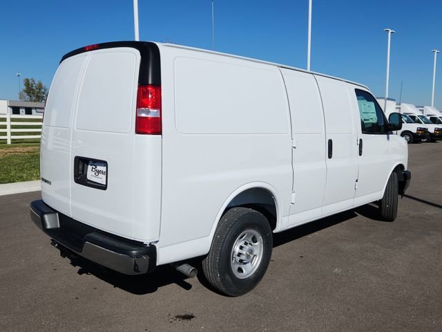 New 2025 Summit White Chevrolet WT image 8