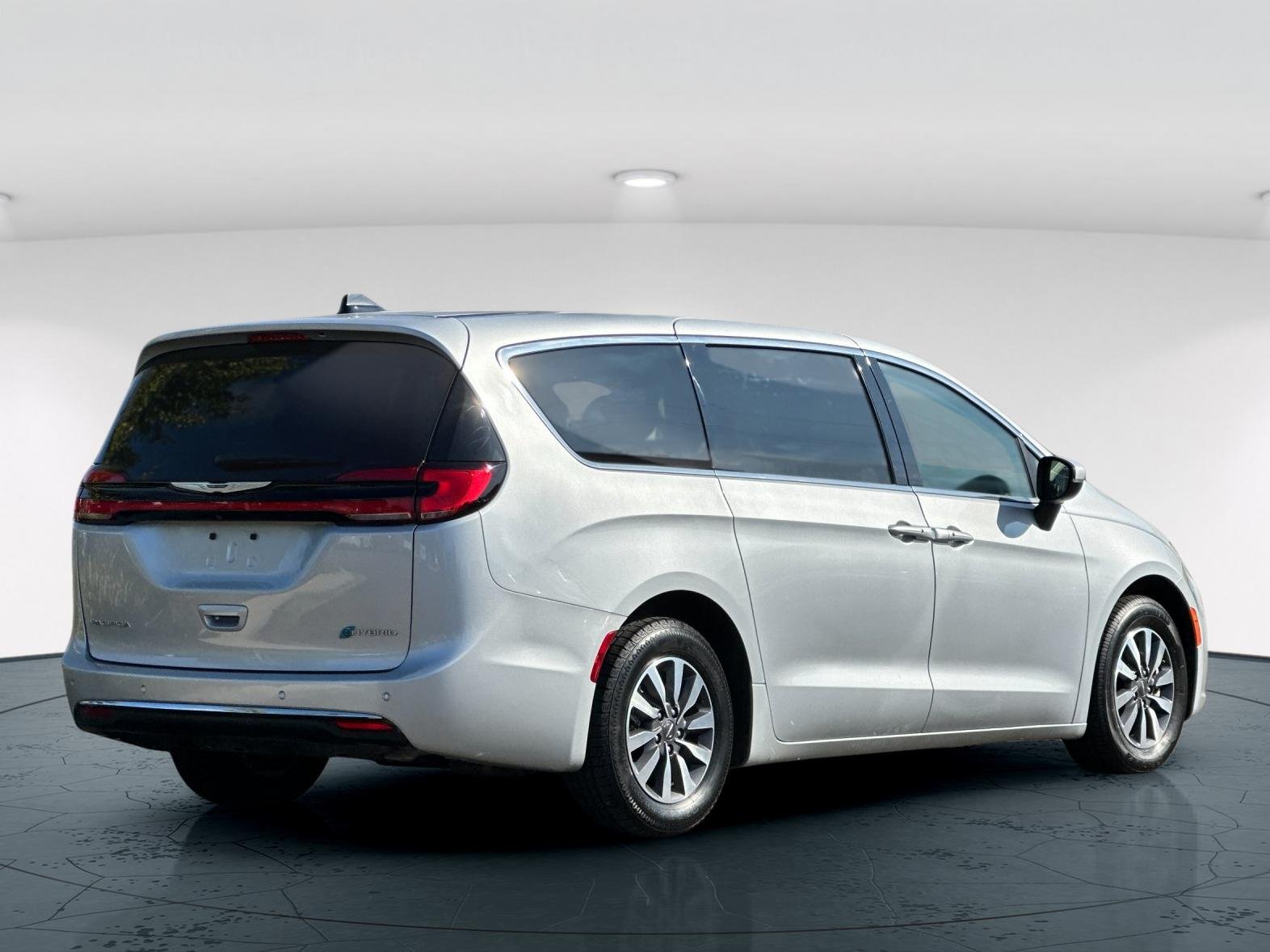 Used 2023 Silver Mist Clearcoat Chrysler Touring L 4D Passenger Van image 6