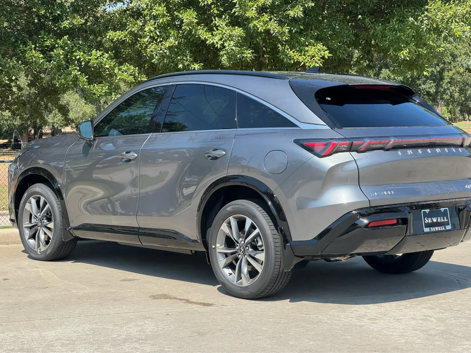 New 2027 GRAPHITE SHADOW INFINITI Luxe AWD image 4