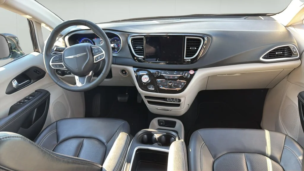 Used 2024 Black Chrysler Touring L image 16