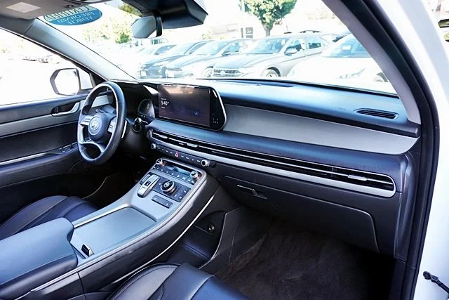 Used 2025 White Hyundai SEL image 9