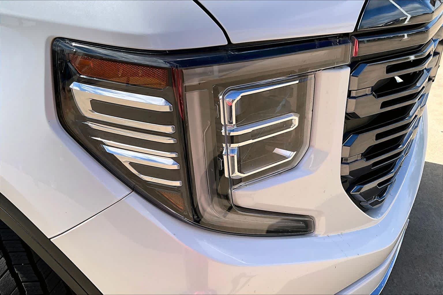 Used 2023 White Frost Tricoat GMC Denali Ultimate image 27
