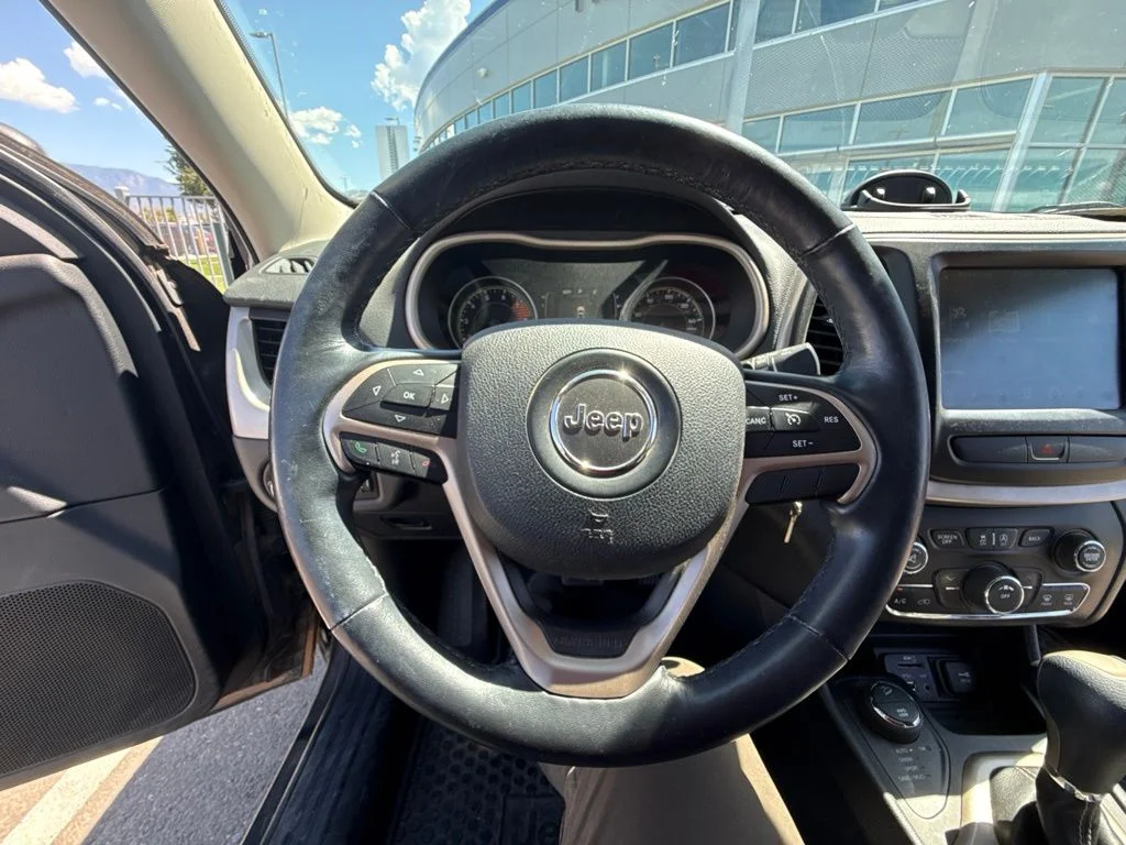 Used 2016 Gray Jeep Latitude image 17