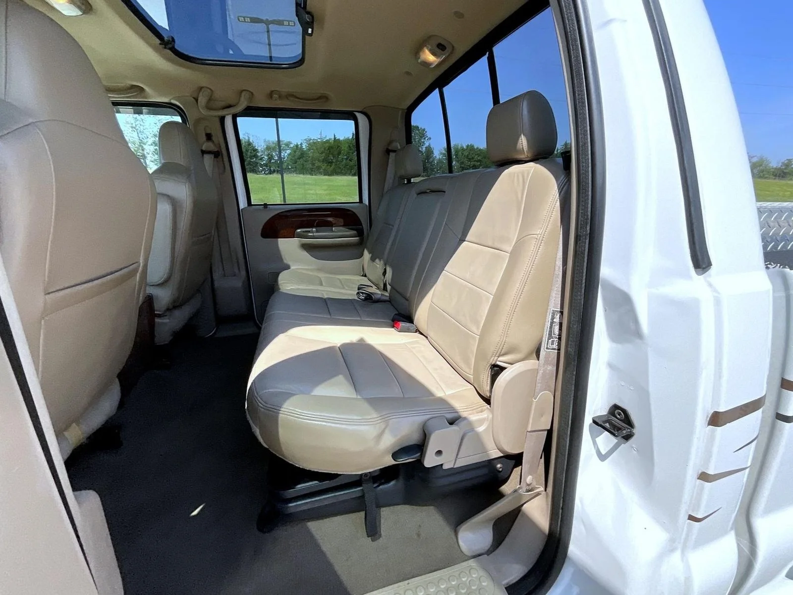 Used 2004 White Ford Lariat image 20