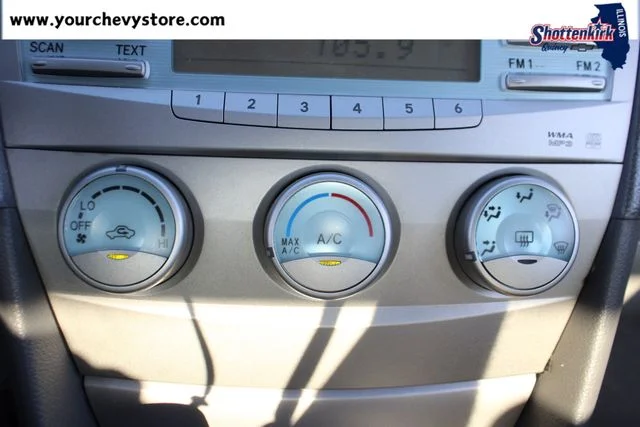 Used 2009 Silver Toyota LE image 28