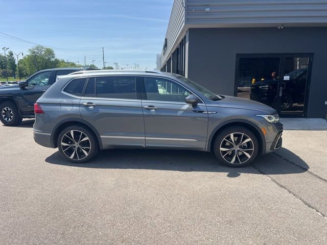 Certified Used 2024 Platinum Gray Metallic Volkswagen SEL R-Line image 2