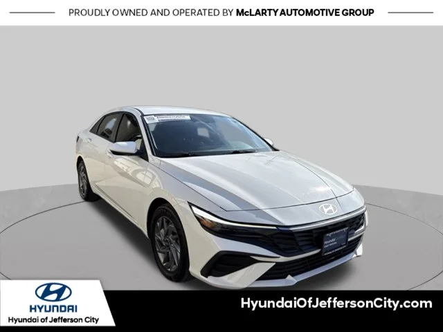 Used 2025 White Hyundai Blue image 1