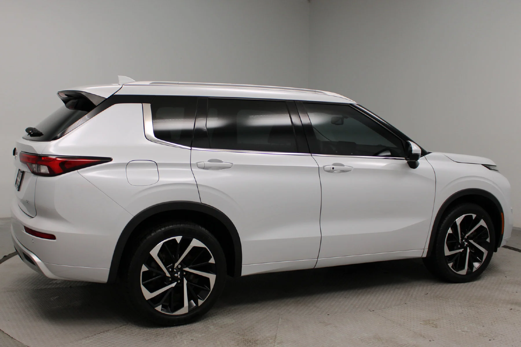 Used 2023 White DIAMOND Mitsubishi SEL 2.5 2WD image 2