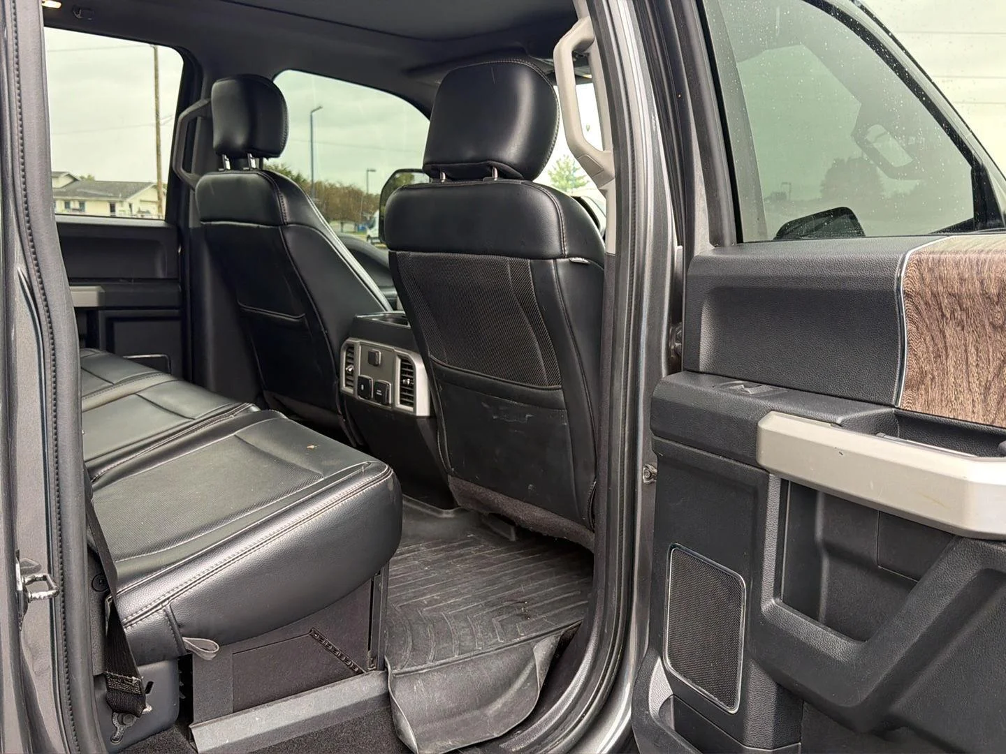 Used 2019 Magnetic Ford Lariat image 11