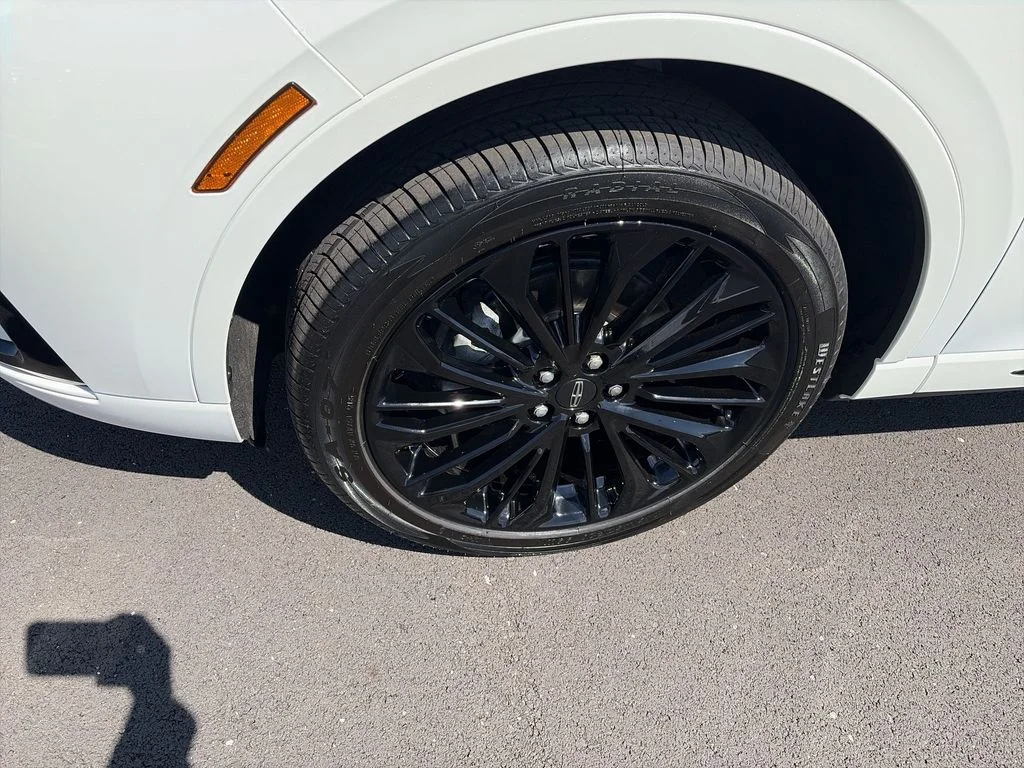 Used 2023 White Lincoln Standard image 10