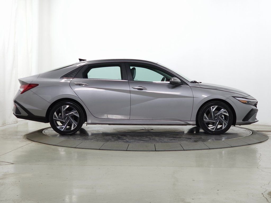 2024 Hyundai Elantra Limited - Photo 10