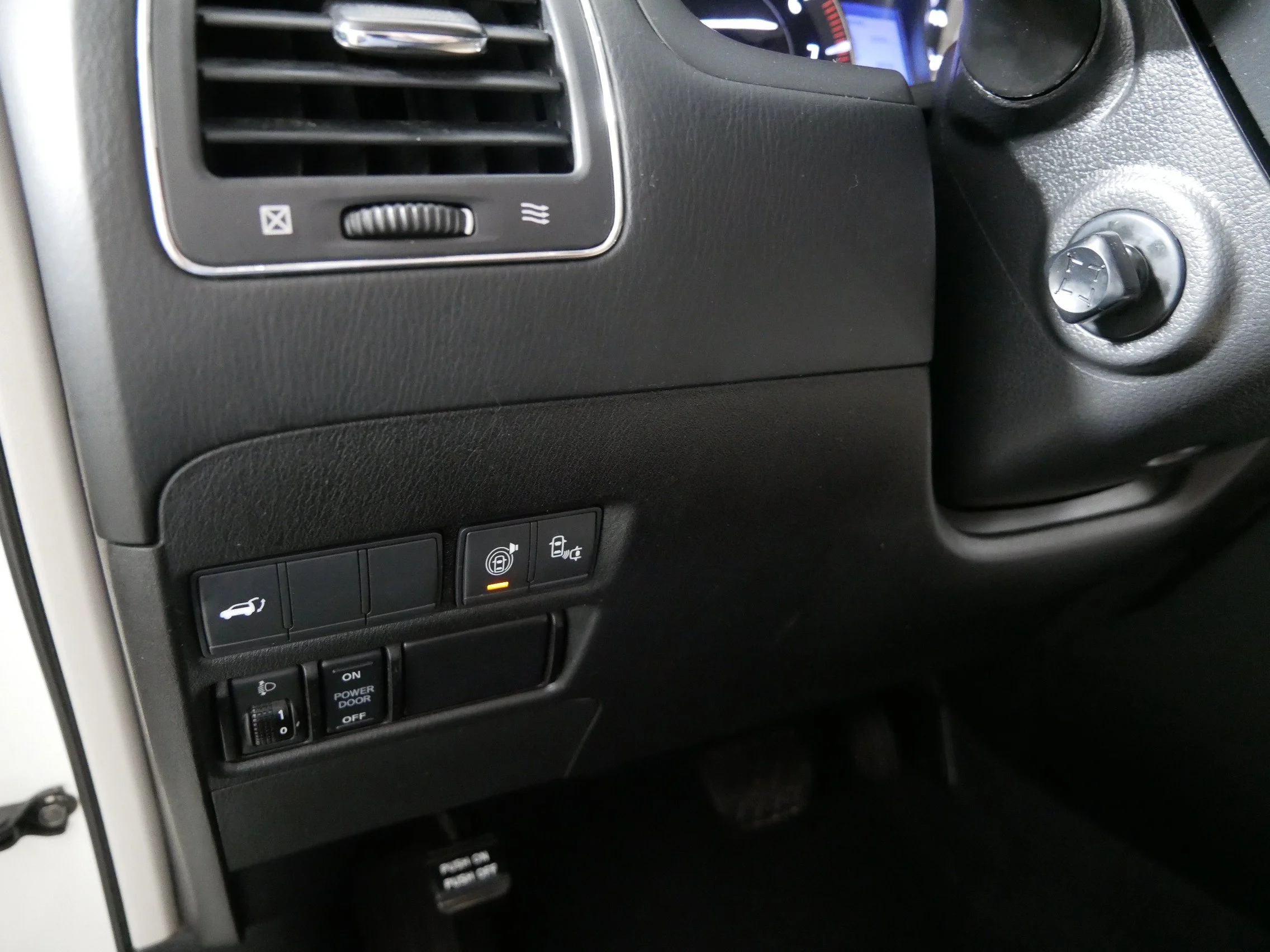 Used 2017 Pearl White Nissan Platinum image 26