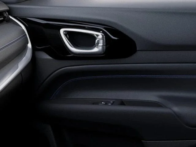 New 2026 Diamond Black Crystal Pearlcoat Jeep Latitude image 26