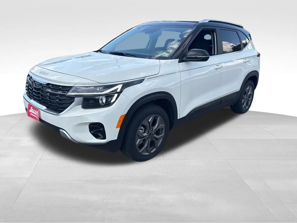 Used 2024 White Kia SX image 2